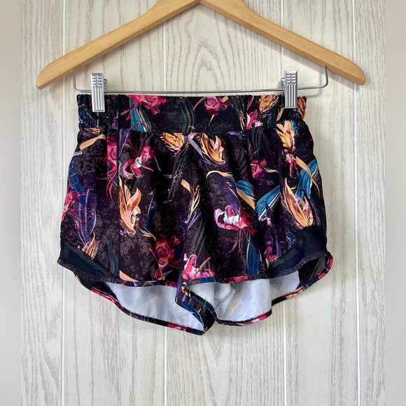 Lululemon Hotty Hot LR Short 4" Lined Size 4 Veiled Floral Black Multi EUC - Picture 1 of 4